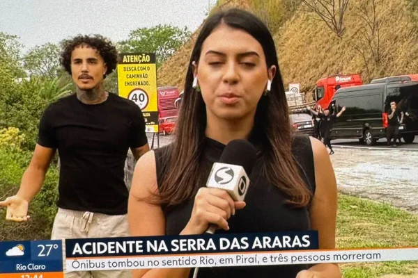 MC Livinho correu para as câmeras quando viu a repórter da TV Globo - Metrópoles