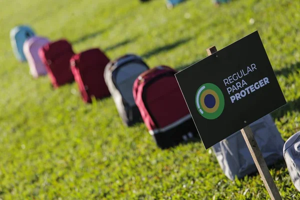 PL das Fake News: mochilas vazias na Esplanada lembram crianças mortas em escolas