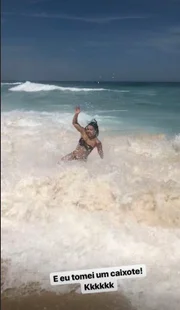 Os cliques mais divertidos foram do momento em que ela leva um "caldo" no mar