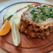 Porchetta a pururuca com polenta cremosa do Le Biroque Porchetta a pururuca com polenta cremosa do Le Biroque