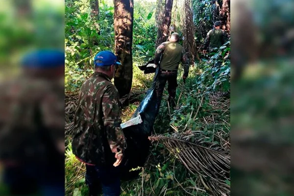 Imagem colorida da PMA carregando um corpo