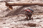 Os bombeiros precisaram reforçar equipes para buscar os corpos em meio à lama Os bombeiros precisaram reforçar equipes para buscar os corpos em meio à lama