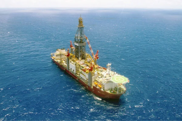 Foto colorida de embarcação que explora petróleo - Metrópoles