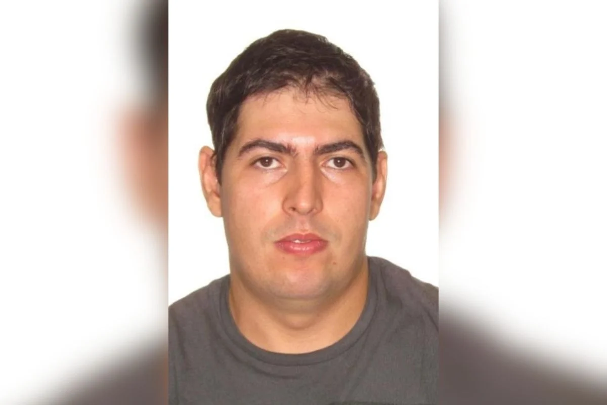 Foto colorida de homem suspeito de matar ex-sogro e atirar contra ex-companheira, no interior de São Paulo.
