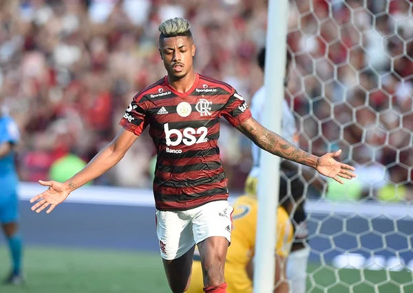 Flamengo sobra, bate o Corinthians e mantém oito pontos de frente