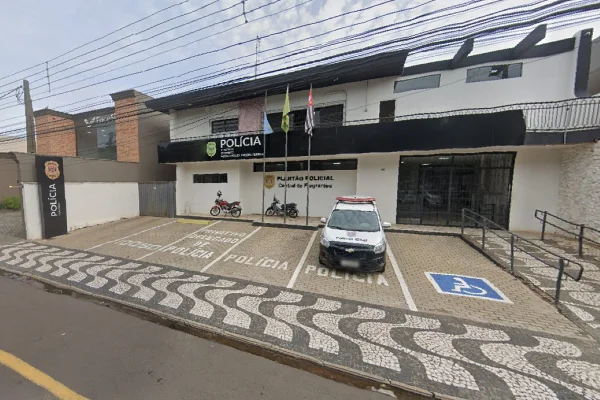 Imagem colorida da delegacia de flagrantes de Votuporanga. Metrópoles