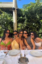 Kendall e Kylie com as amigas pela cidade francesa 