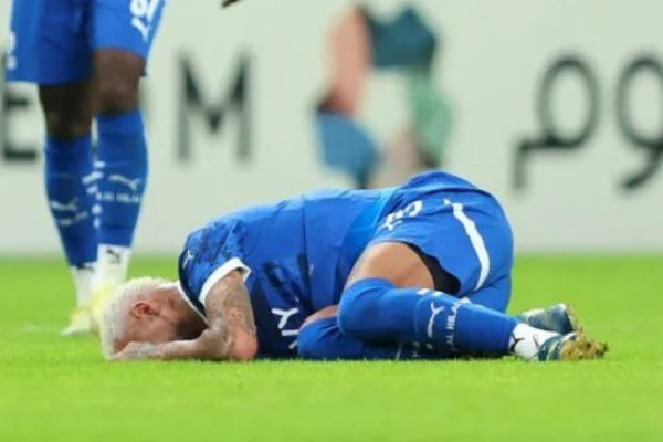 O jogador Neymar se lesionou mais uma vez