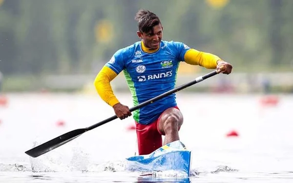 Canoista Isaquias Queiroz termina bateria em primeiro e está na final
