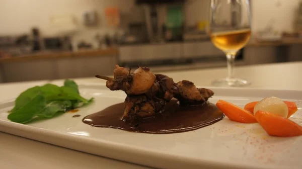 Aprenda a fazer um frango com molho asiático de chocolate