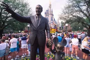 Estátua de Walt Disney e o personagem Mickey Mouse
