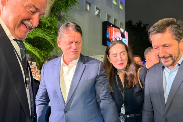 “A gente vai ter que engolir”, diz Nunes após Justiça autorizar Uber a operar mototáxi - destaque galeria
