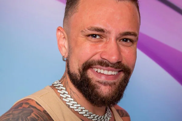 Vinicius Rodrigues se descuida e mostra demais no BBB24; vídeo