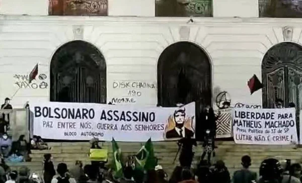 Vídeo: manifestação contra Bolsonaro no Rio termina em confusão