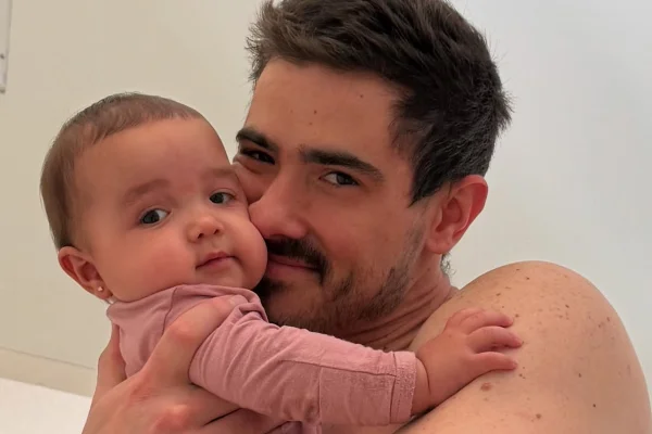 Um mês antes de ter a primeira filha, homem descobre câncer no cérebro 5