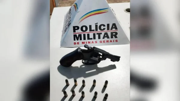 Imagem colorida, um revólver calibre 32 juntamente com 12 munições
