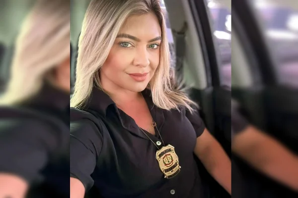 Foto colorida de mulher loira com olhos claros