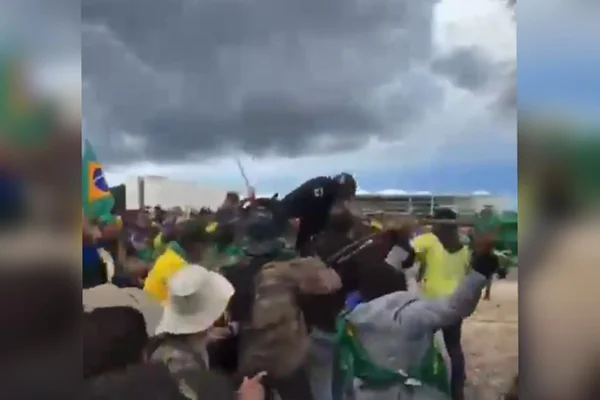 Vídeo: policial é agredido por dezenas de bolsonaristas na Esplanada