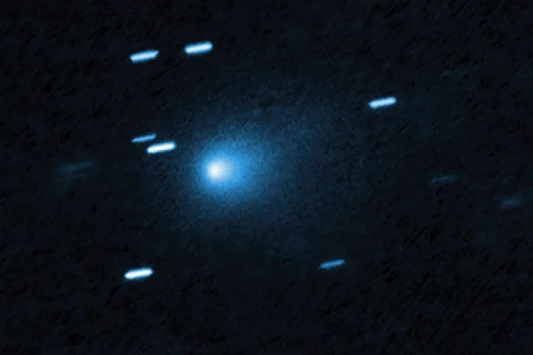 Foto com zoom de cometa 3I/ATLAS - Metrópoles.