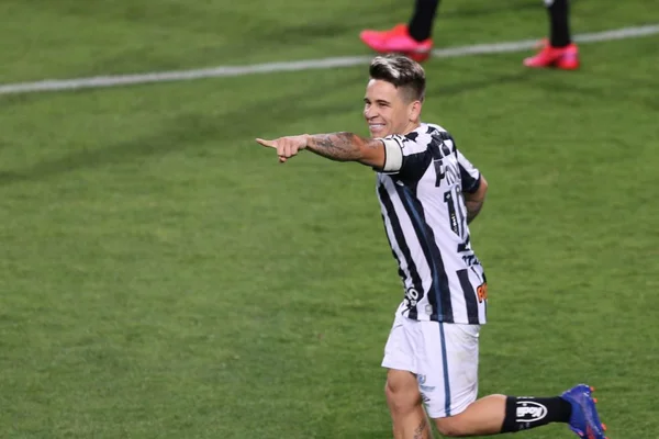 Santos vence o Coritiba