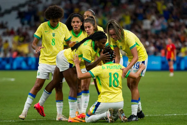 Imagem colorida das jogadoras de futebol do Brasil - Metrópoles