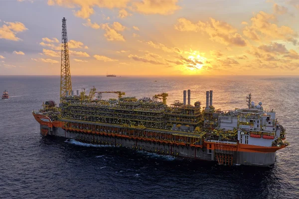 Imagem colorida de navio da Petrobras
