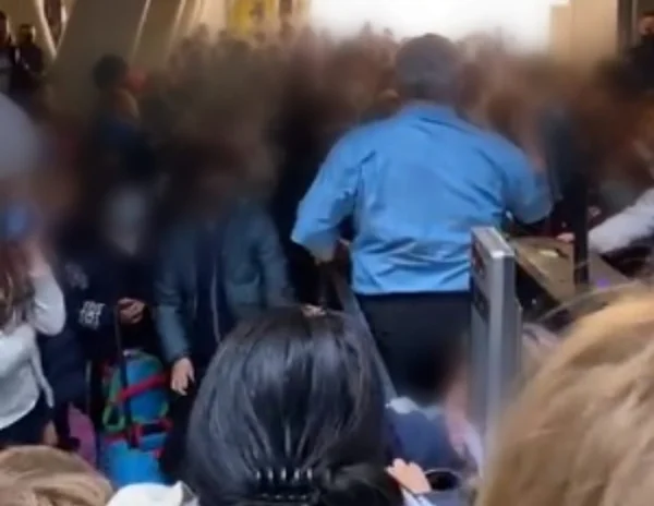 Crianças aglomeradas no Colégio Dante Alighieri, em São Paulo