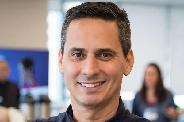 Na foto está Eduardo Castro sorrindo - Metrópoles