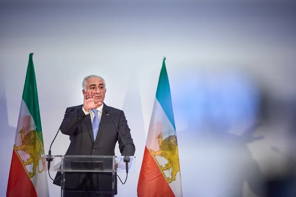 Imagem colorida mostra o príncipe herdeiro do trono do Irã, Ciro Reza Pahlavi - Metrópoles