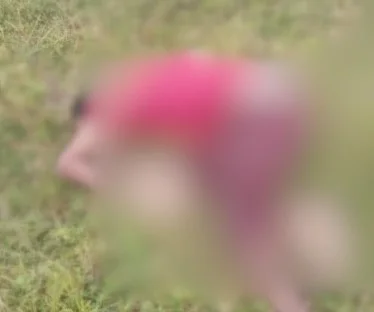 Imagem colorida embaçada de homem morto caído no chão - Metrópoles