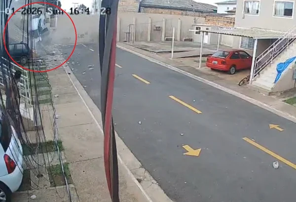 Carro detona muro, derruba poste e invade condomínio no Entorno