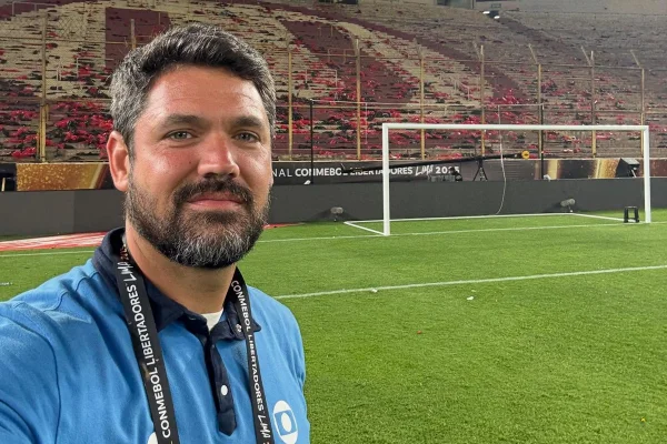 Imagem colorida de Marcelo Courrege no campo, usando blusa azul - Metrópoles