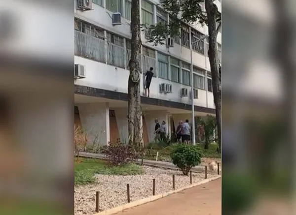 Imagem colorida de homem subindo em prédios