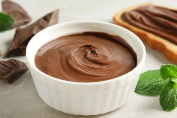 Danette de chocolate em um recipiente branco