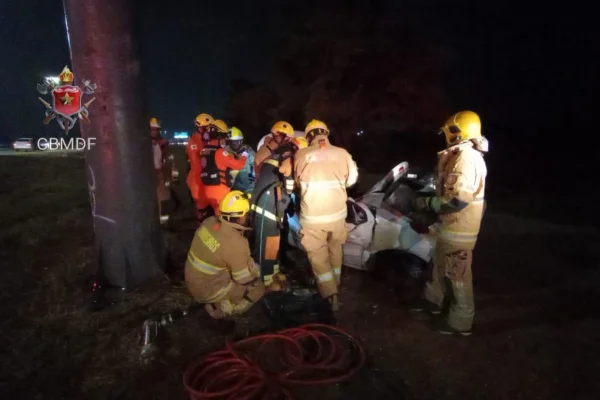 Motorista morre após veículo colidir com outdoor na Via Estrutural