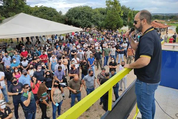 Servidores participam de assembleia em frente a trio-elétrico
