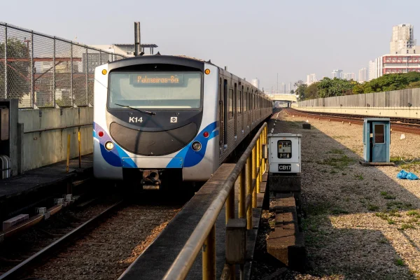 Trem do Metrô de SP se aproxima da Estação Carrão, da Linha 3-Vermelha - Metrópoles