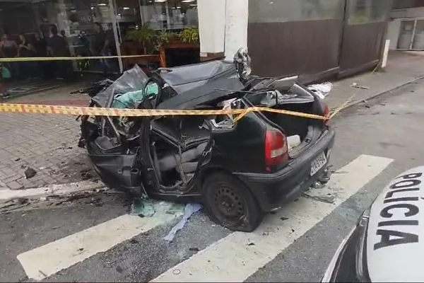 Imagem colorida de um carro destruído após acidente