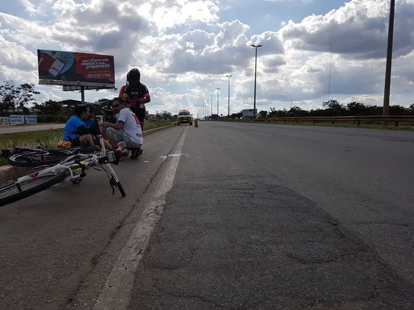Motorista embriagado atropela ciclistas na Estrutural