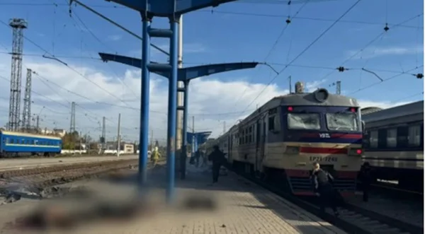 Ataque russo com drones deixa 14 mortos em estação de trem na Ucrânia