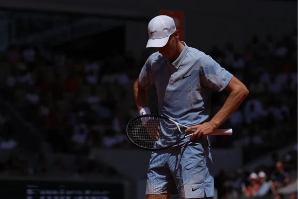 Jannik Sinner desolado após derrota em Roland Garros