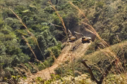Maquinárias realizando a construção da estrada para via Maquinárias realizando a construção da estrada para via