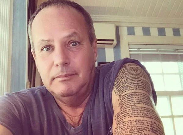 Jayme Monjardim tatua o braço com textos bíblicos