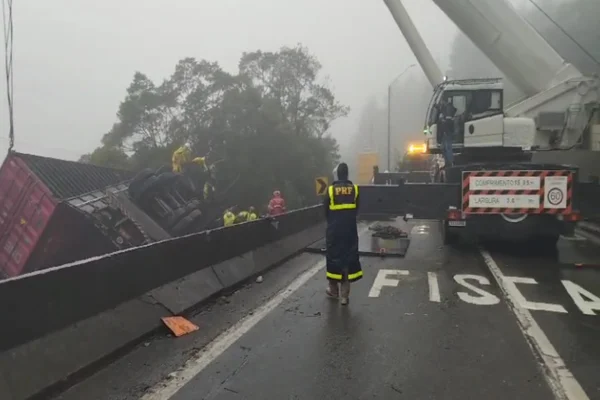 Imagem colorida de acidente com carreta e nove mortos no Paraná - Metrópoles
