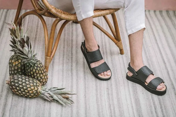 Insecta Shoes lança calçados feitos com “couro” de abacaxi