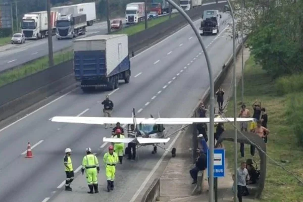 Imagem colorida mostra avião em rodovia no interior de SP após pouso de emergência. Metrópoles