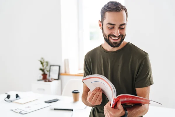 Imagem ilustrativa de homem estudando - Metrópoles