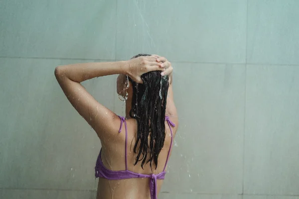Na foto, uma mulher tomando banho - Metrópoles