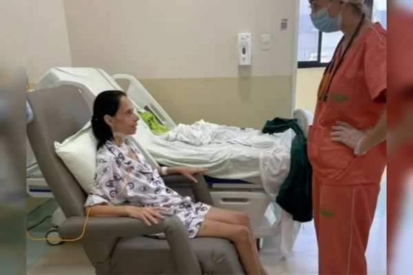 Uma mulher sentada em uma poltrona com acesso pelo corpo