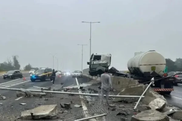 Imagem colorida de carreta que bateu em mureta na BR-116